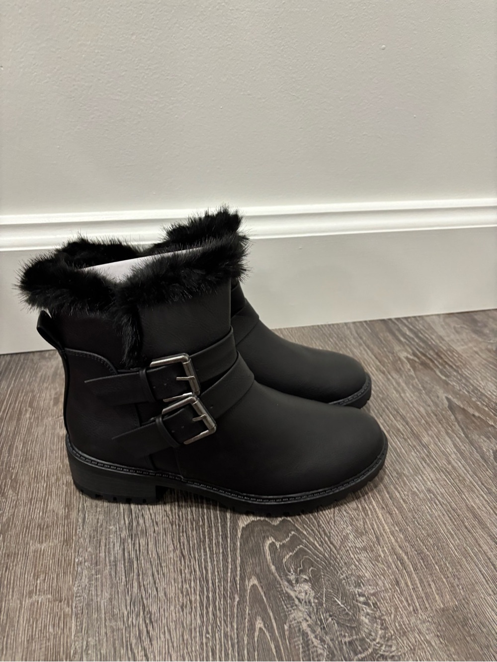 Women’s universal thread Black Fur Lined Buckle Boots